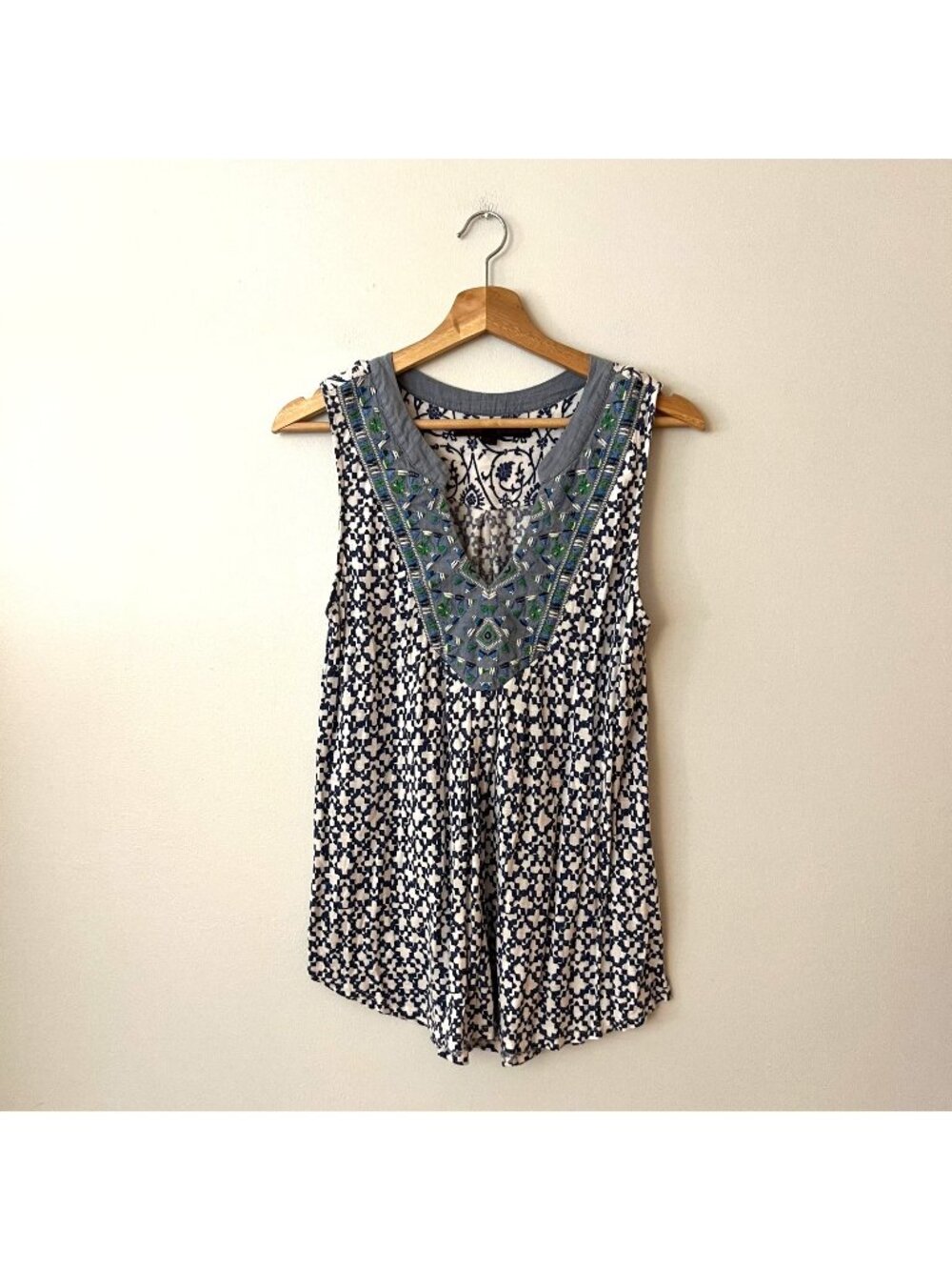 A Common Thread Sleeveless V-Neck Blouse Blue White Print Women's Size Medium